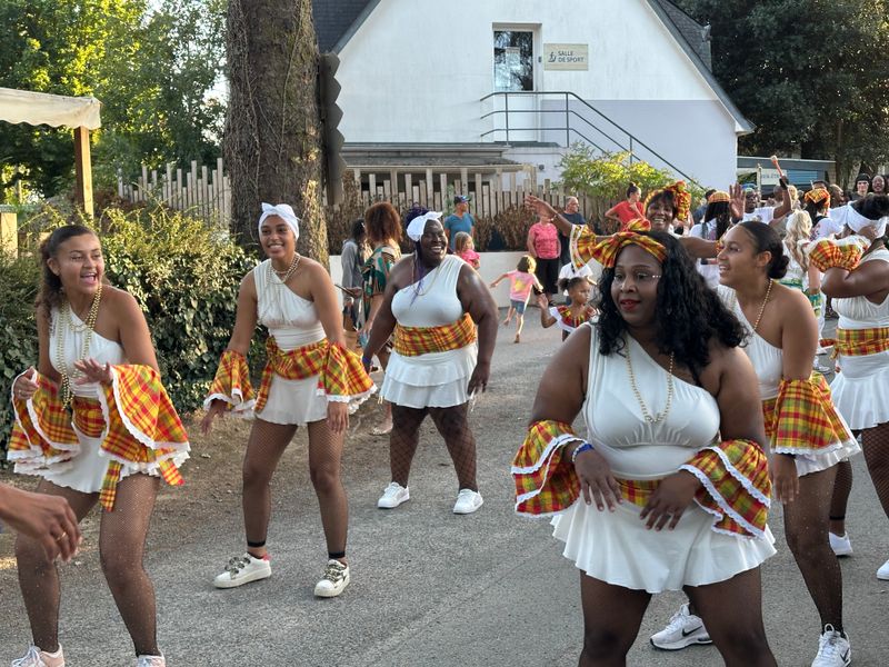 Photo 3 de Sa Ké Cho ( SKC) groupe de carnaval antillais, association pour la promotion de la culture antillaise avec danseuses & percussions ainsi que faire découvrir les répertoires musicaux antillais, via les ateliers, cours, manifestations, stages, concerts privés ou publiques au niveau régional & national